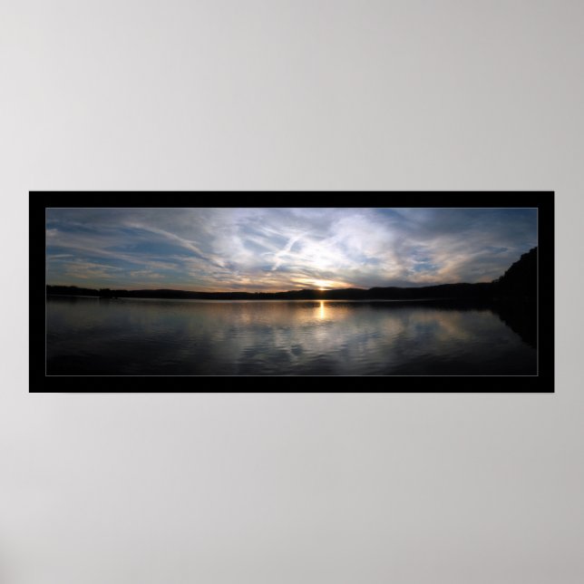 Cloudy Lake Sunset Poster (Vorne)