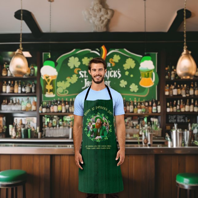 Clover & Beer Company Schürze (A man wearing a "Clover & Beer Companionship Apron" stands at the bar. )