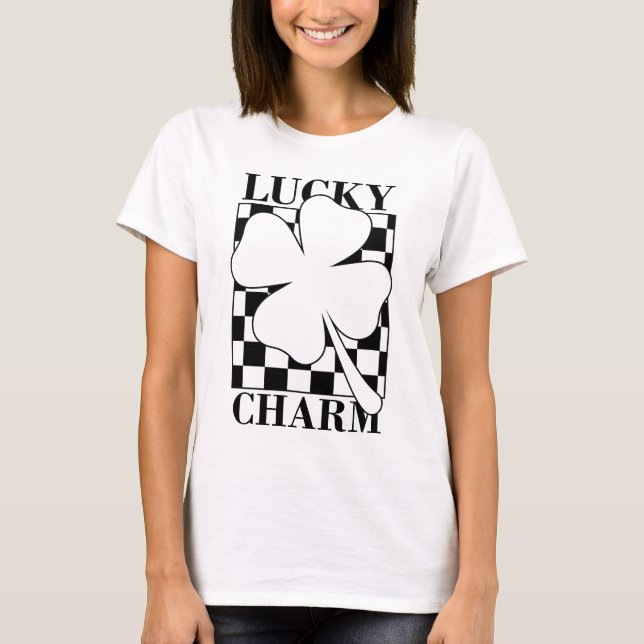 Clover's Embrace: Das Wesen des Glücks T-Shirt (Vorderseite)