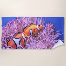 Clownfisch mit Meeresanemon in einem blauen Ozean Strandtuch