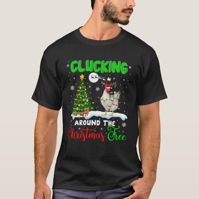 Clucking Around Christmas Tree Santa Reindeer Chic T-Shirt (Vorderseite)