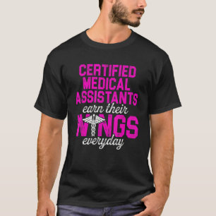 CMA Certified Medical Assistant erhält Wing Assist T-Shirt