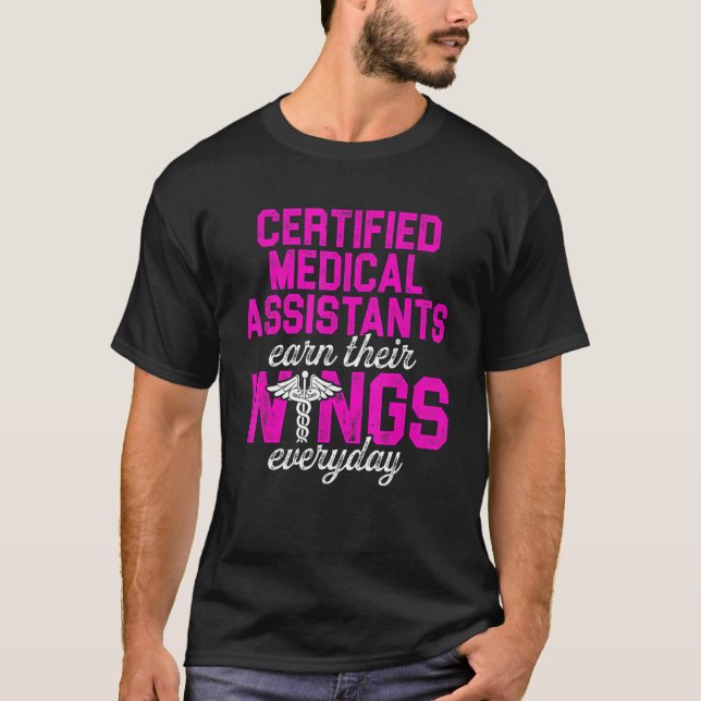 CMA Certified Medical Assistant erhält Wing Assist T-Shirt (Vorderseite)