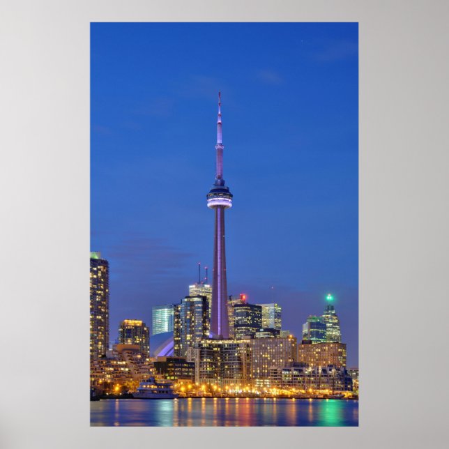 CN Tower Illumined at Night in Toronto Kanada Poster (Vorne)
