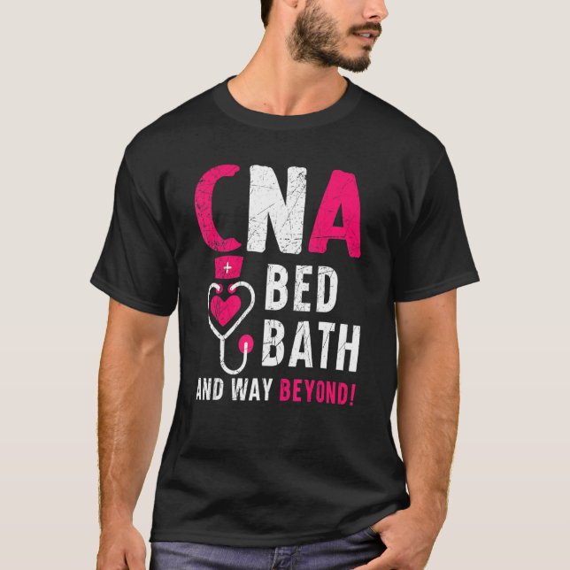 CNA Bed Bath und weit über die zertifizierte Krank T-Shirt (Vorderseite)
