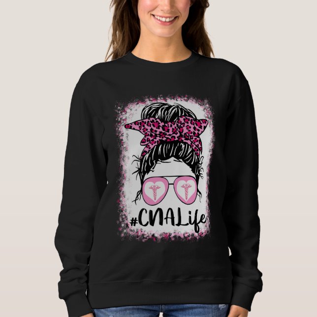 Cna Life Messy Bun Pink Leopard Bleached Nurse's D Sweatshirt (Vorderseite)