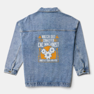 CNC-Machinist wacht über ausgefahrenen CNC-Machini Jeansjacke