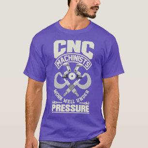 CNC-Maschinist, Metallarbeiter, der unter Druck ar T-Shirt