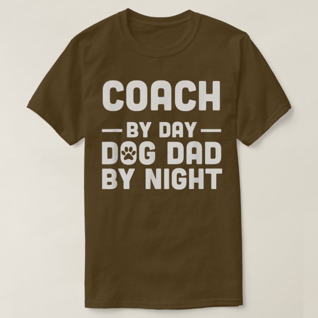 Coach by Day Hunde Vater mit nächtlichem T - Shirt (Design vorne)