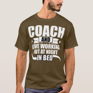 Coach und Liebe im Nachtleben im Bett T-Shirt