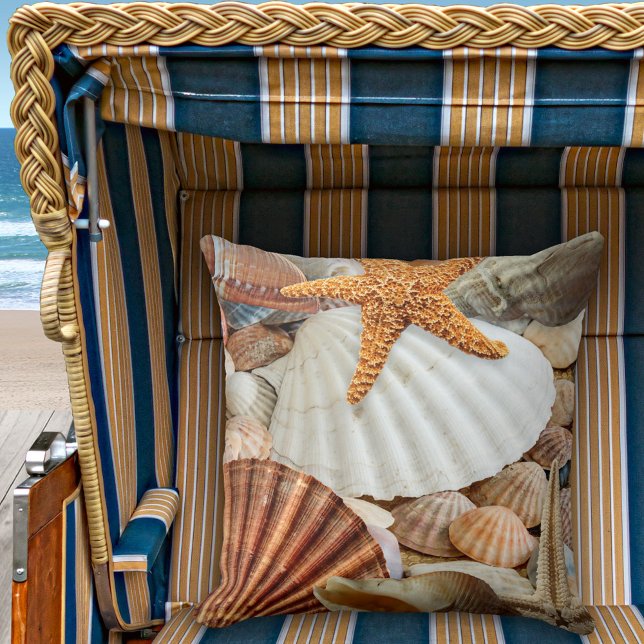Coastal Beach House Muscheln Kissen (A modern design beach house pillow featuring shells and starfish)