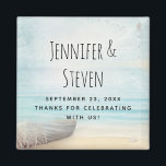 Coastal Beach Scene Nautical Wedding dank Magnet<br><div class="desc">Wir danken Ihnen Magnet mit einem schönen rustikalen Bild. Feine Farben von hellblau,  sandig braun und sanft weiß. Eine Strandlandschaft mit einem Boot am Ufer mit einem Fischernetz,  das an der Seite hängt. Ein eleganter,  schäbiger Look.</div>