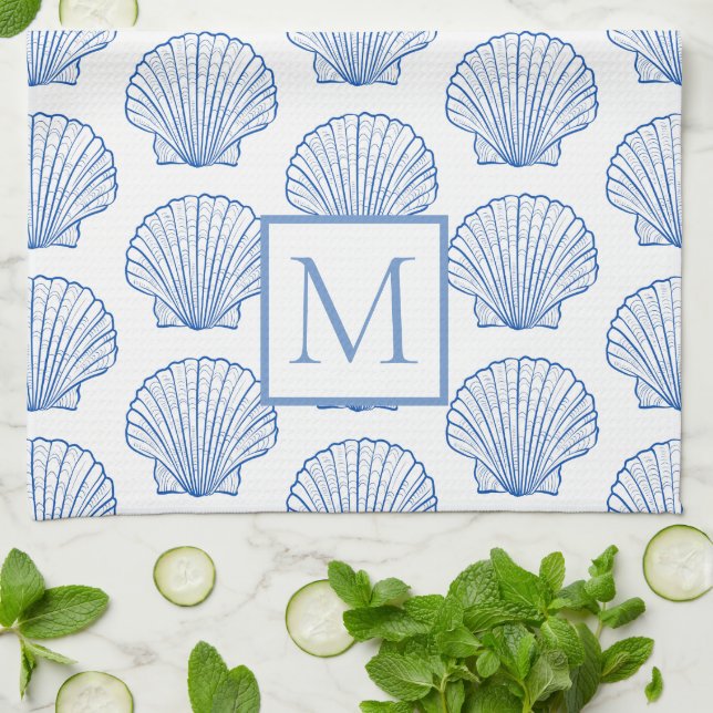 Coastal Blue and White Scallop Seashell Monogram Geschirrtuch (Gefaltet)