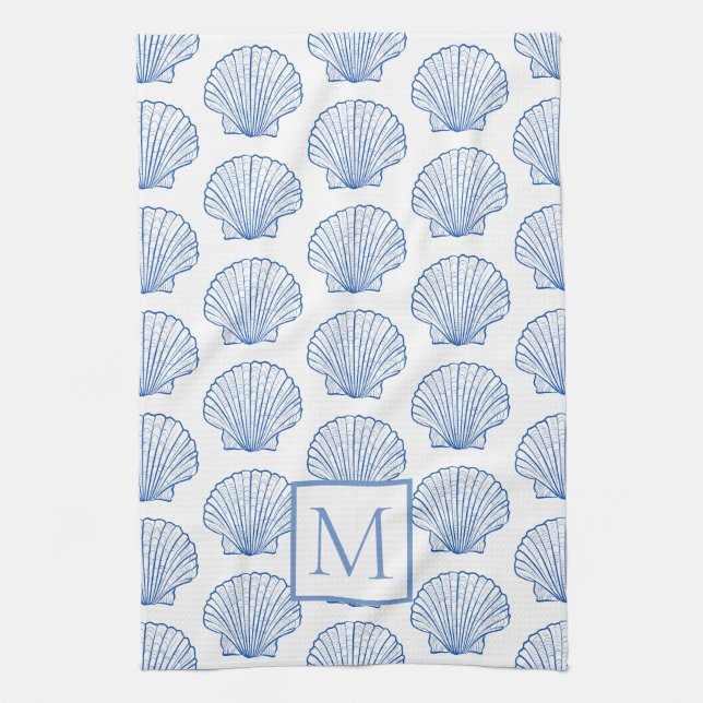 Coastal Blue and White Scallop Seashell Monogram Geschirrtuch (Vertikal)
