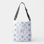 Coastal Blue Monogramed Starfish Tragetaschen Mit Langen Trägern<br><div class="desc">Die Küsten überall auf der Drucktasche für Damen und Herren sind mit einem Seesternmuster versehen, das Ihren mit Monogramm Erstflug ermöglicht. Perfektes Bräunungsgeschenk für Ihr Ziel Strand Hochzeit Brautparty. Um mehr personalisierte Strand Brautparty bevorzugt wie dieser besuchen www.zazzle.com/dotellabelle. Einzigartige Kunst und Design von Victoria Grigaliunas von Do Tell A Belle....</div>