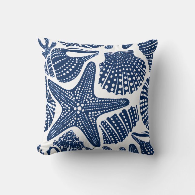 Coastal Calm – Blue Seashells and Starfish Pattern Kissen (Vorderseite)
