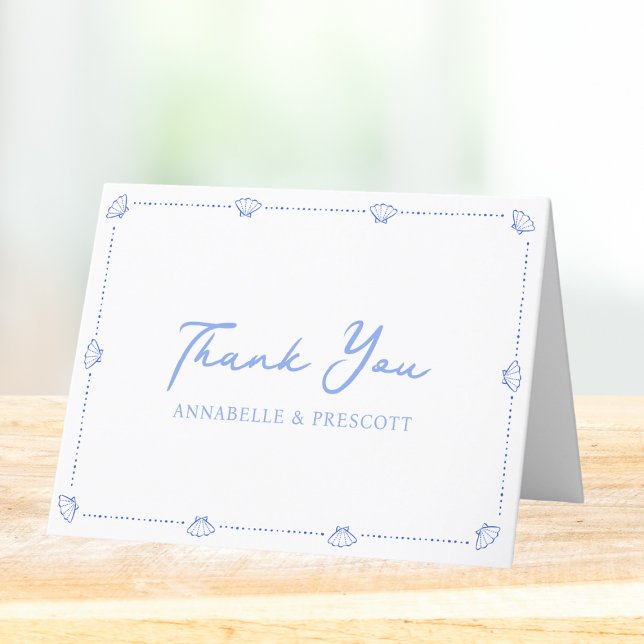 Coastal Chic Muschel Border Elegante Blue Wedding Dankeskarte (Say thank you in style with this refined coastal wedding thank you card featuring a seashell border.)