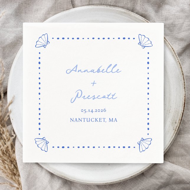 Coastal Chic Muschel Border Personalisiert Wedding Serviette (Complete your seaside wedding with these chic cocktail napkins with a delicate blue seashell border.)