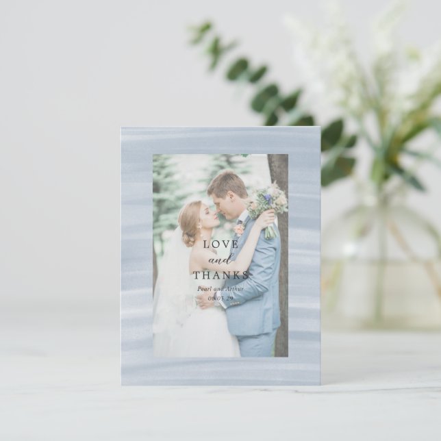Coastal Chic Mute Blue Elegante Hochzeit Dankeskarte (Stehend Vorderseite)