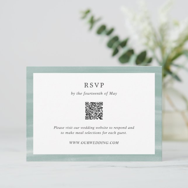 Coastal Chic Mute Green QR Code Elegante Hochzeit RSVP Karte (Stehend Vorderseite)
