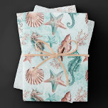 Coastal Chic | Pastelmuster Aquamarin und Korallen Geschenkpapier Set<br><div class="desc">Elegante, dunkle aquamarine, minzgrüne und goldfarbene Rose mit handgemalten Wasserfarben "unter dem Meer" bringt eine moderne Drehung zu einem alten Thema. Muscheln, Seesterne, ein Seepferd und ein Korallenriff ergänzen die Farbtöne tiefgrün und korallengrün mit einem Pflückchen Minzgrün für einen Wassereffekt. Für andere Farben oder passende Produkte, besuchen Sie JustFharryn @...</div>