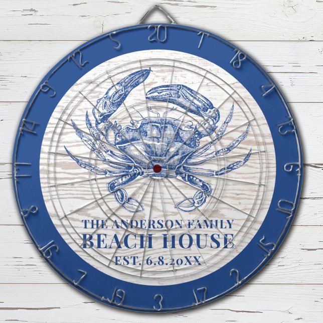 Coastal Crab Beach House Rustikaler Name Dartscheibe (A rustic beach house dart board decorated with a blue crab, and your name and established date)