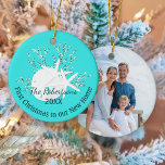Coastal First Christmas New Zuhause Aqua Blue Foto Keramik Ornament<br><div class="desc">Feiern Sie Ihre ersten Weihnachten in Ihrer neuen Zuhause mit diesem personalisierten Aqua-blauen Strand themed Ornament,  mit einem Glitzer Korallenstück mit Sand Dollar und Seestern. Auf der Rückseite ist eine Fotovorlage. *Wenn Sie dieses Design für weitere Produkte wünschen oder Designhilfe benötigen,  kontaktieren Sie mich bitte über den Zazzle Chat.</div>