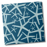 Coastal Nautical Navy Blue Beach Muster Fliese<br><div class="desc">Ein niedliches und trendiges marineblau und aquamarines Küstenstrandbild mit Seestern. Ändern Sie die Hintergrundfarbe, wenn Sie möchten! Ob Sie gewollt haben, diese Kachel als kleinen Untersetzer oder Trivet für einen Drink oder Teller zu verwenden... oder Sie wollte, groß mit einem Küchenrücken oder Badezimmerfliesen zu gehen, ist an Ihnen! Tun Sie...</div>