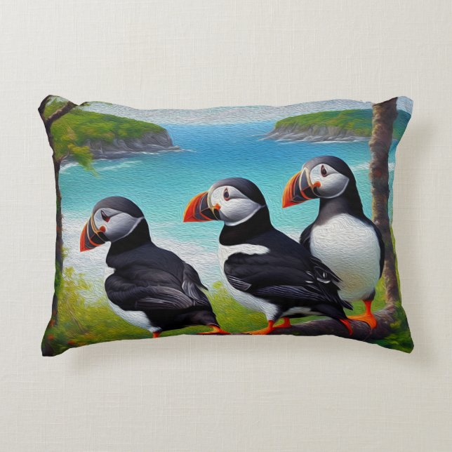 Coastal Trio: Drei Puffins am Strand in Oils Dekokissen (Vorderseite)