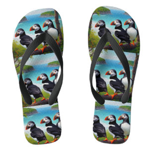 Coastal Trio: Drei Puffins am Strand in Oils Flip Flops