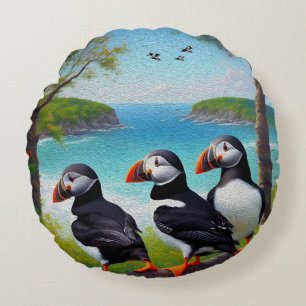 Coastal Trio: Drei Puffins am Strand in Oils Rundes Kissen