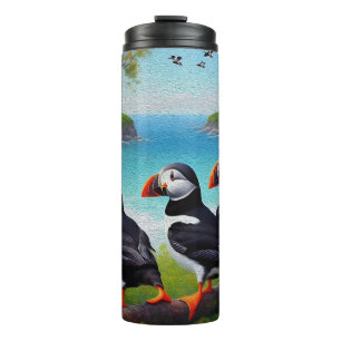 Coastal Trio: Drei Puffins am Strand in Oils Thermosbecher