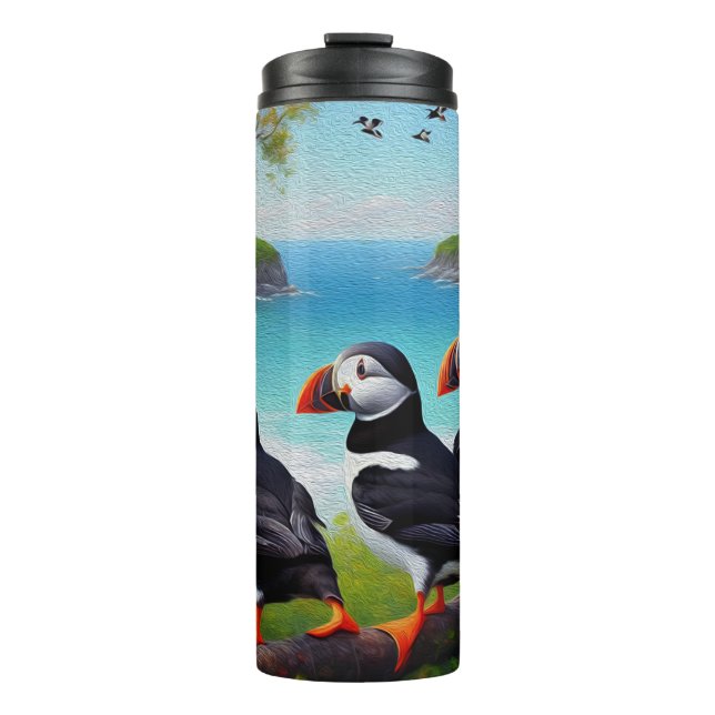 Coastal Trio: Drei Puffins am Strand in Oils Thermosbecher (Vorderseite)