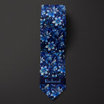 Cobalt Blue Floral Monogramm Krawatte<br><div class="desc">Mit unserem Cobalt Blue Floral Monogram Neck Tie schaffen Sie ein modernes und stilvolles Aussehen. Die lebendige kobaltblaue Farbe und das blumenmonogramm-Design machen es zu einer herausragenden Wahl. Verpassen Sie nicht die Gelegenheit,  es mit unseren passenden Socken für ein komplettes Ensemble zu kombinieren.</div>