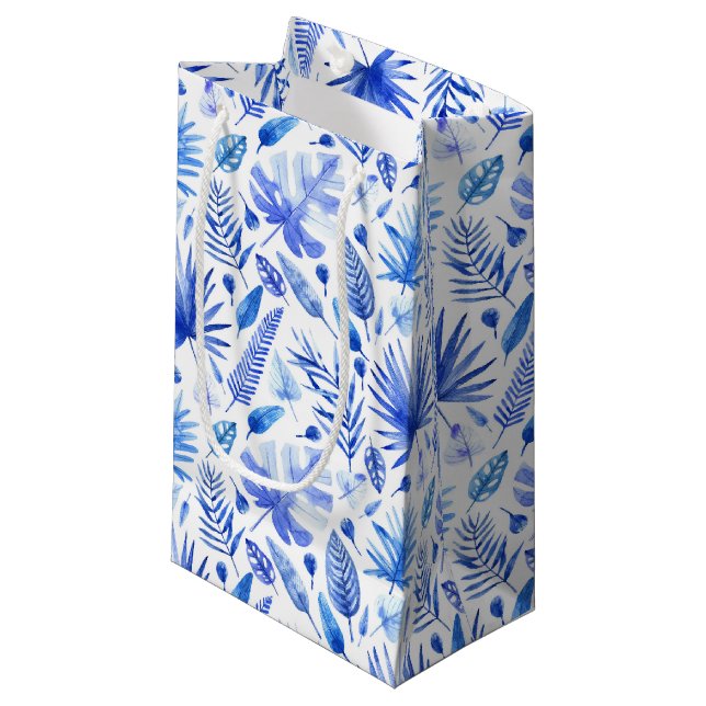 Cobalt Blue on White Tropical Blätter Muster Kleine Geschenktüte (Vorderseite Schrägansicht)