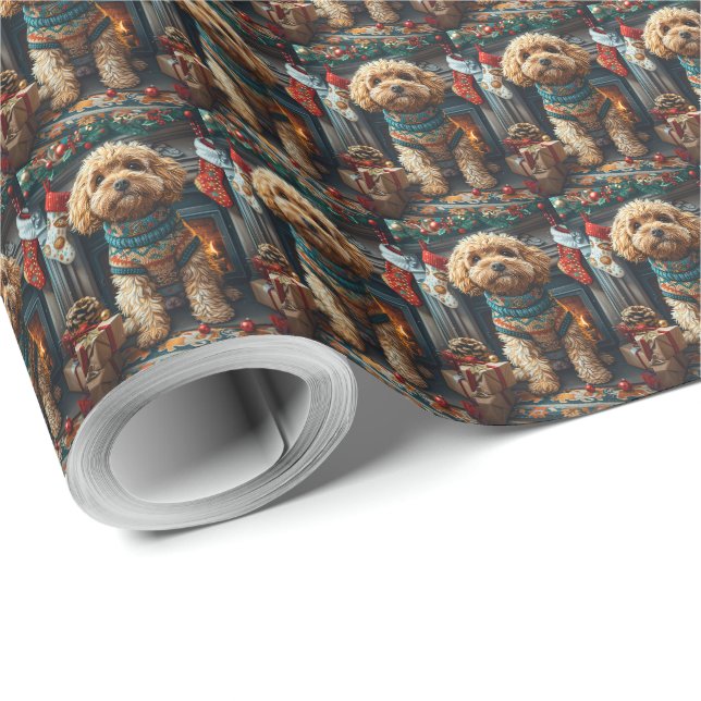 Cockapoo-Hund mit Weihnachtsgeschenken am Kamin Geschenkpapier (Rolleneckpunkt)