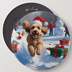 Cockapoo läuft im Schnee mit Weihnachtshut Button