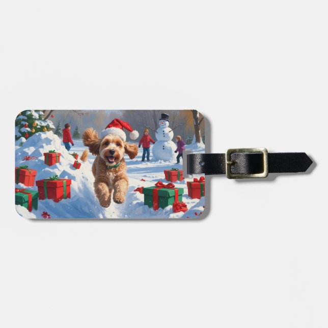 Cockapoo läuft im Schnee mit Weihnachtsmütze Gepäckanhänger (Vorderseite horizontal)