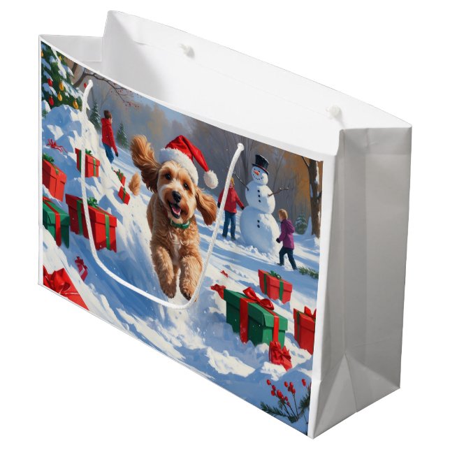 Cockapoo läuft im Schnee mit Weihnachtsmütze Große Geschenktüte (Vorderseite Schrägansicht)