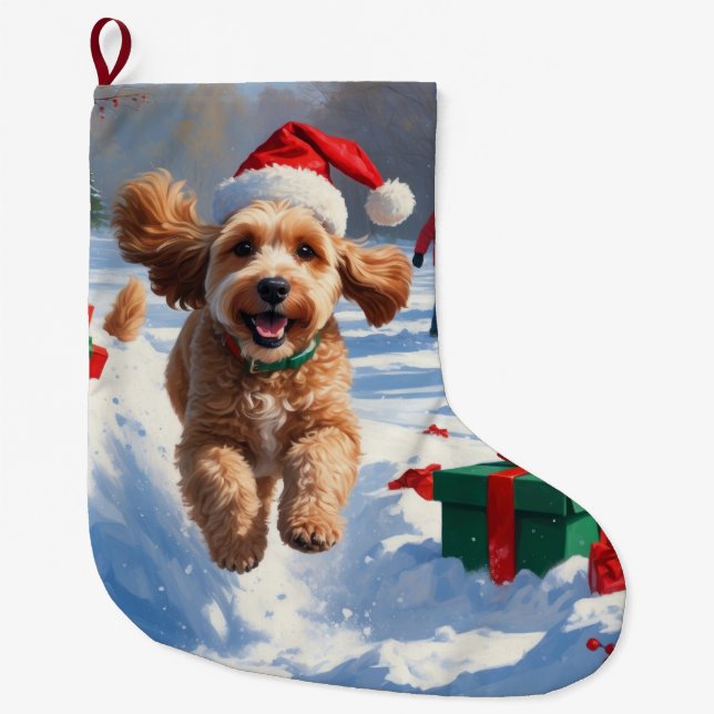 Cockapoo läuft im Schnee mit Weihnachtsmütze Großer Weihnachtsstrumpf (Vorderseite)