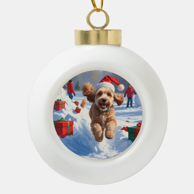 Cockapoo läuft im Schnee mit Weihnachtsmütze Keramik Kugel-Ornament (Vorderseite)