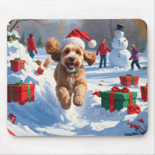 Cockapoo läuft im Schnee mit Weihnachtsmütze Mousepad