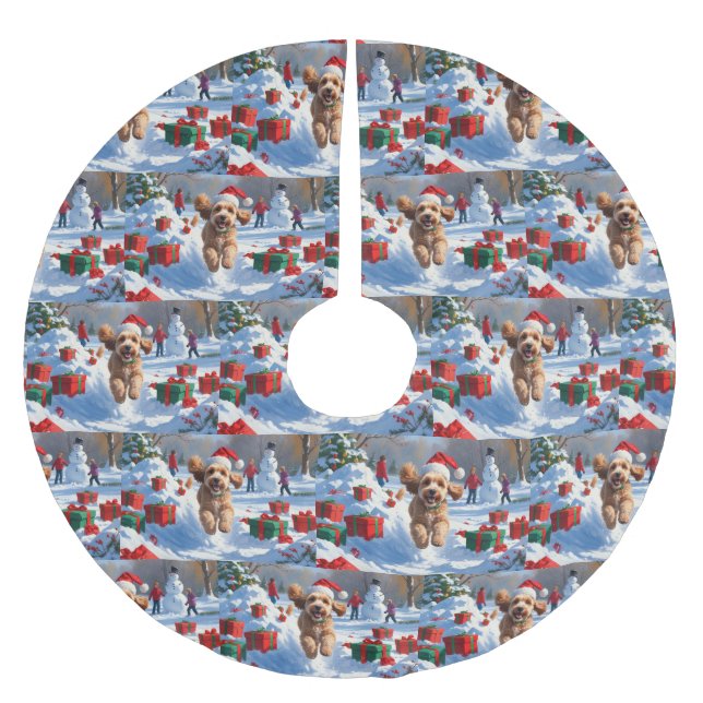 Cockapoo läuft im Schnee mit Weihnachtsmütze Polyester Weihnachtsbaumdecke (Vorderseite)