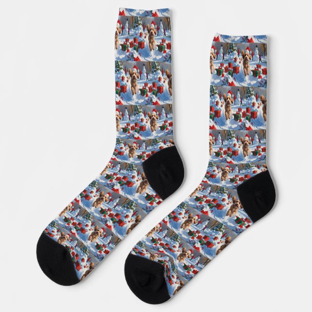 Cockapoo läuft im Schnee mit Weihnachtsmütze Socken (Linkes Detail)