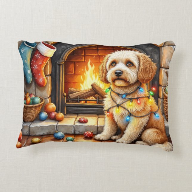 Cockapoo sitzt neben dem Kamin mit Weihnachtsbeleu Dekokissen (Rückseite)