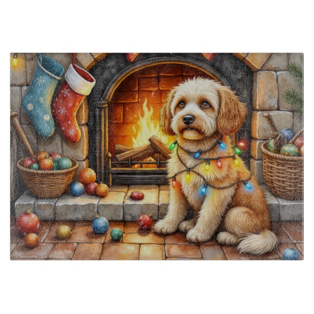 Cockapoo sitzt neben dem Kamin mit Weihnachtsbeleu Schneidebrett (Vorderseite)
