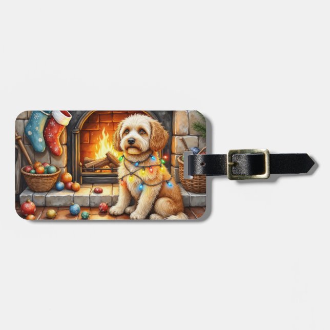 Cockapoo sitzt neben dem Kamin mit Weihnachtslicht Gepäckanhänger (Vorderseite horizontal)