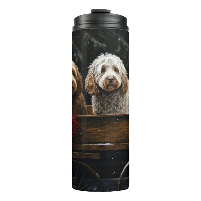 Cockapoo Snowy Sleigh Weihnachtsdekor Thermosbecher (Vorderseite)