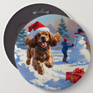 Cocker Spaniel läuft im Schnee mit Weihnachtsmütze Button