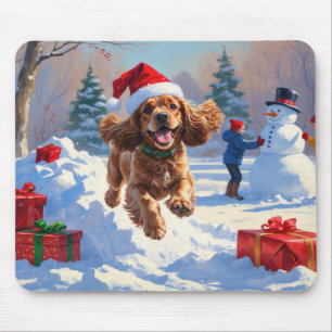 Cocker Spaniel läuft im Schnee mit Weihnachtsmütze Mousepad